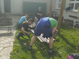 Jarní úklid zahrady s rodiči